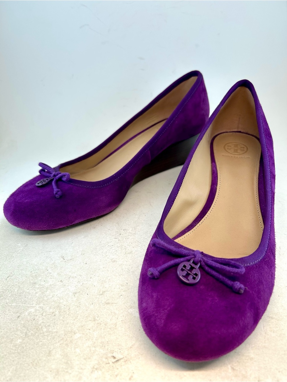 Tory Burch Sweet Plum Purple Suede Chelsea Shoho Lux Bow Charm Wedges, size 11